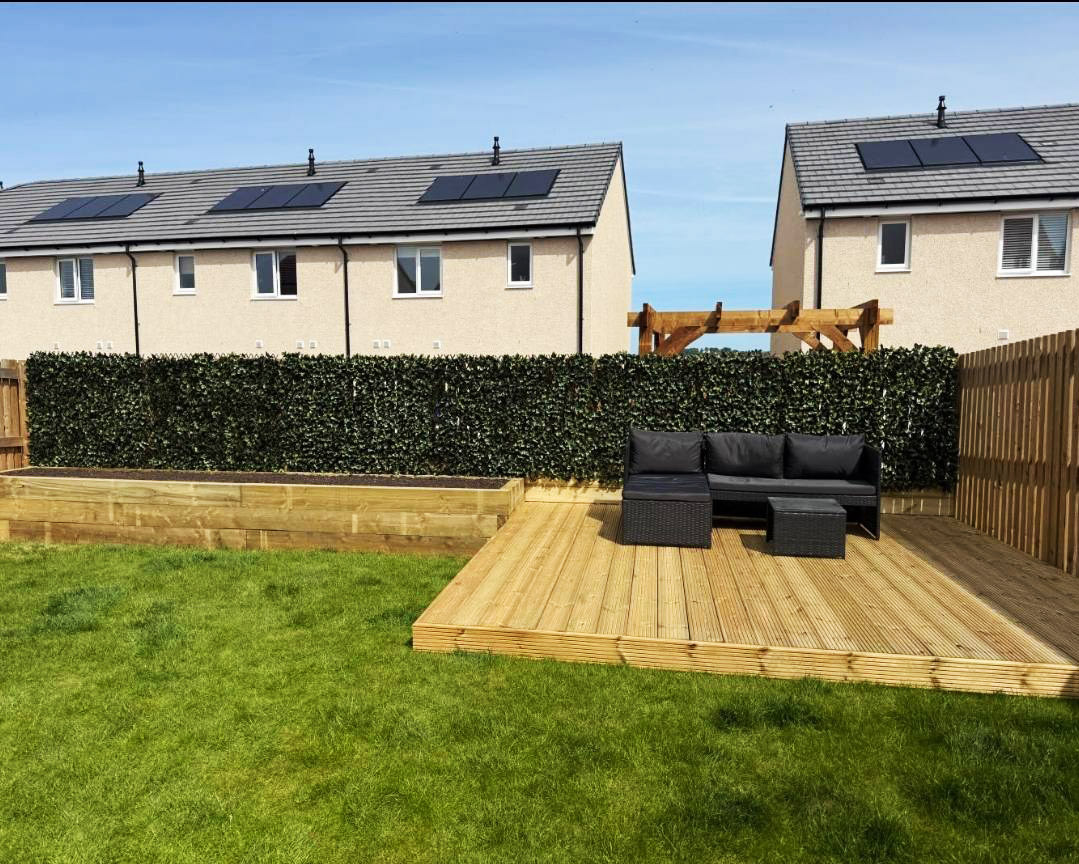 Raised deck with outdoor seating and screening hedge