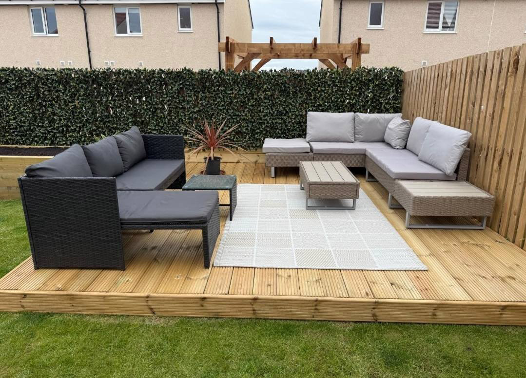 Corner decking with outdoor lounge seating